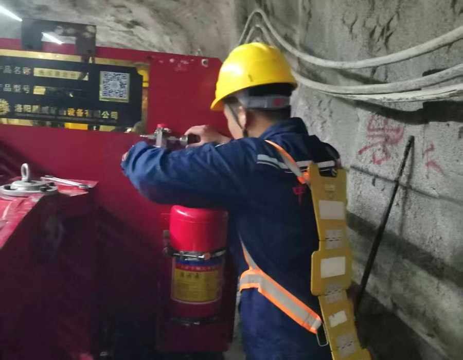 防爆无轨胶轮车安全新突破：自动灭火系统无源无电科技智守煤矿车辆消防安全